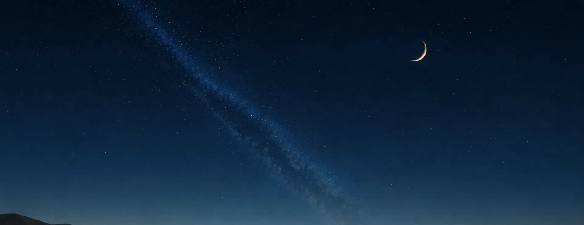 Désert nocturne, dunes sous un croissant de lune et la Voie lactée.